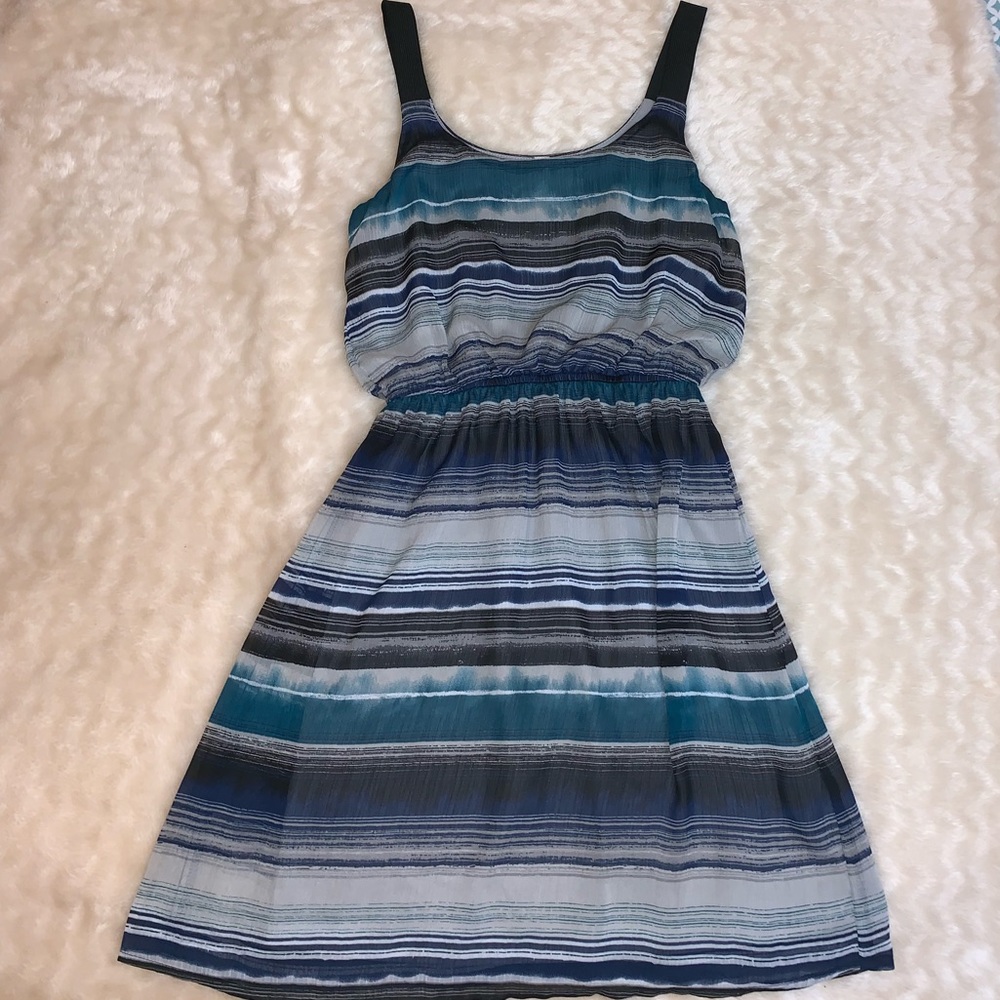 super cute dress!